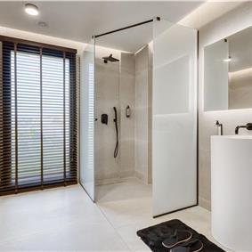 5 bedroom luxury seaside villa with indoor & outdoor pool, near Acharavi, sleeps 10